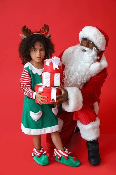 Pequeno Elfo Bonito Com Papai Noel Presentes Fundo Vermelho — Fotografia de Stock