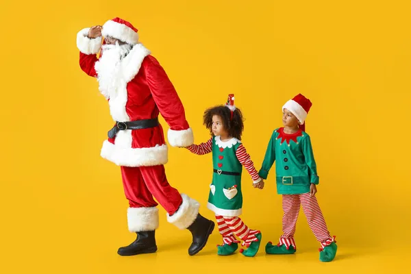 Маленькі Ельфи Санта Клаусом Жовтому Тлі — стокове фото