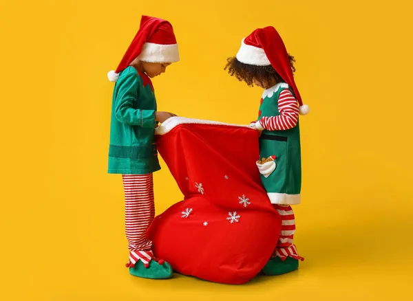 Lindos Elfos Pequeños Con Bolsa Santa Sobre Fondo Amarillo — Foto de Stock