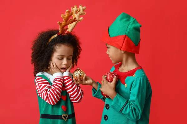 Crianças Afro Americanas Com Bolas Natal Fundo Vermelho — Fotografia de Stock