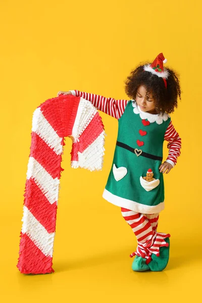 Niedliche Kleine Elfe Mit Zuckerstange Pinata Auf Gelbem Hintergrund — Stockfoto