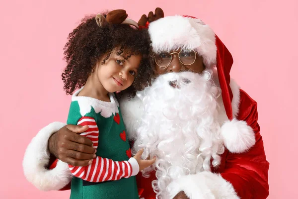 Pequeno Elfo Bonito Com Papai Noel Fundo Rosa — Fotografia de Stock