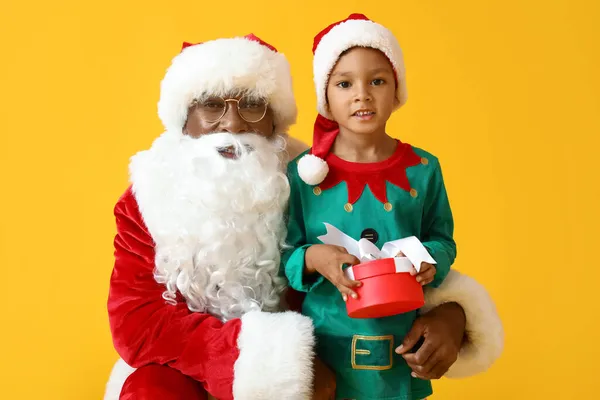 Pequeno Elfo Bonito Com Presente Papai Noel Fundo Amarelo — Fotografia de Stock