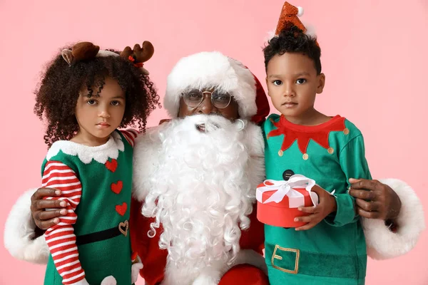 Lindos Pequeños Elfos Con Santa Claus Regalo Sobre Fondo Rosa —  Fotos de Stock