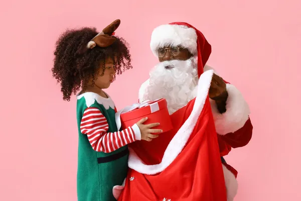 Lindo Pequeño Elfo Tomando Regalo Bolsa Santa Sobre Fondo Rosa —  Fotos de Stock
