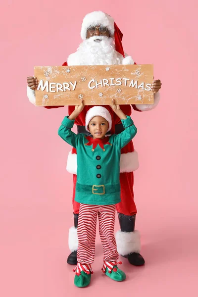 Aranyos Kis Manó Santa Claus Holding Board Szöveges Merry Karácsonyi — Stock Fotó