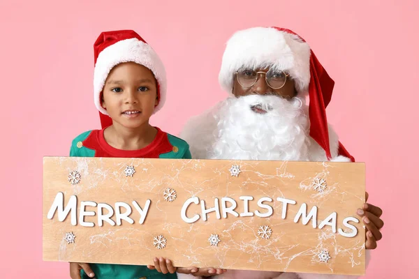 Aranyos Kis Manó Santa Claus Holding Board Szöveges Merry Karácsonyi — Stock Fotó