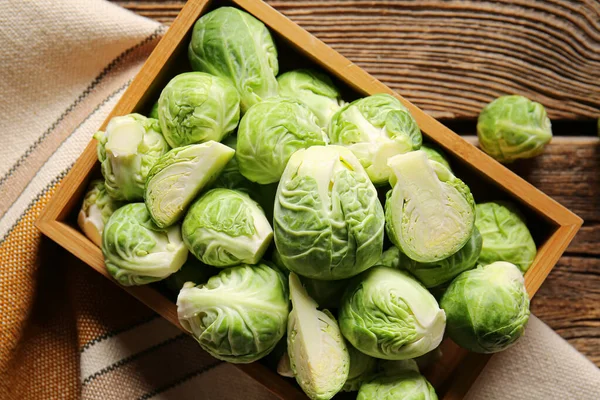 Caja Con Repollo Crudo Bruselas Sobre Fondo Madera —  Fotos de Stock