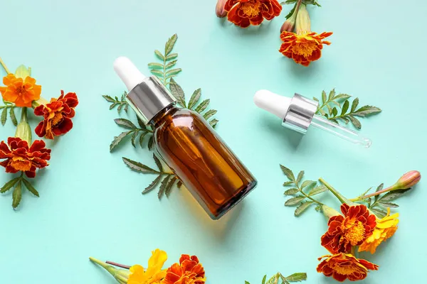 Bottle Essential Oil Marigold Flowers Color Background — Stock Photo, Image