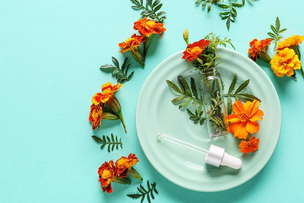 Assiette Avec Bouteille Pipette Fleurs Souci Sur Fond Couleur — Photo
