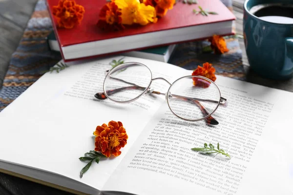 Eyeglasses Marigold Flowers Open Book Closeup — Stock Photo, Image
