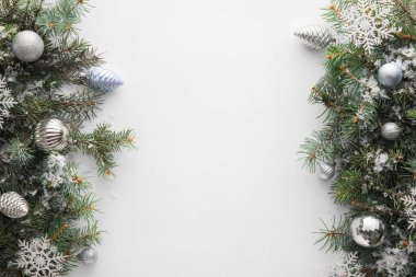 Beyaz arka planda köknar dalları, dekorasyonlar ve karlı Noel kompozisyonu, yakın plan