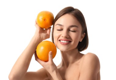 Beyaz arka planda greyfurtları olan çıplak genç bir kadın. Vegan Günü