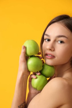 Elma rengi arka planda çıplak genç bir kadın. Vegan Günü