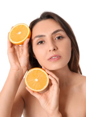 Beyaz arka planda kesilmiş portakal meyvesi olan çıplak genç bir kadın. Vegan Günü