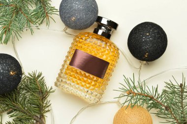 Parfüm şişesi, çelenk ve arka planda köknar ağacı dalları