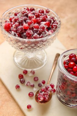 Cam kase ve kavanoz. Bej arka planda tatlı şekerli yaban mersini.