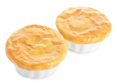 Beyaz arka planda lezzetli sebzeli turtalar.