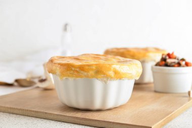 Tahta, beyaz arka planda sebze turtası.