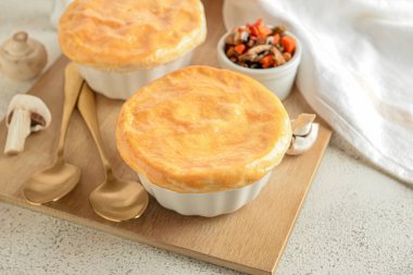 Tahta, beyaz arka planda sebze turtası.