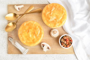 Tahta, beyaz arka planda sebze turtası.