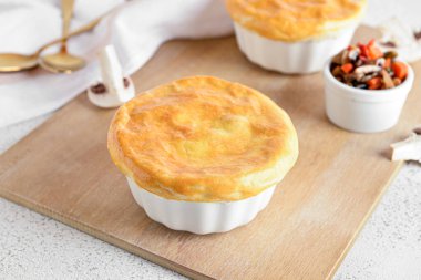 Tahta, beyaz arka planda sebze turtası.