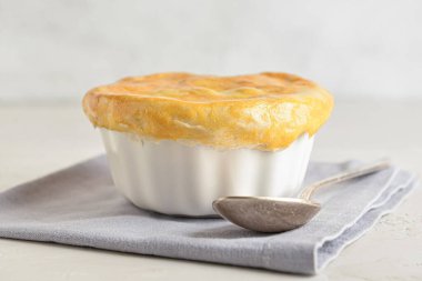 Beyaz arka planda lezzetli sebzeli turta.