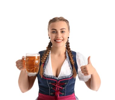 Genç Ekim Festivali garsonu, beyaz arka planda birasını gösteriyor.