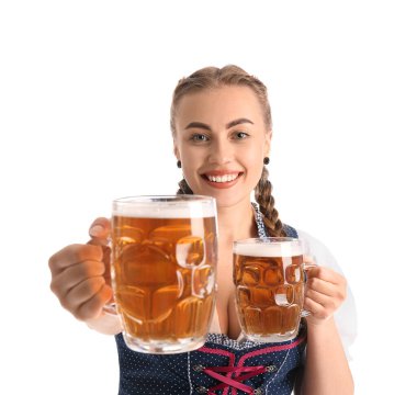 Beyaz arka planda birası olan genç bir Ekim Festivali garsonu.