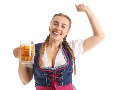 Beyaz arka planda birası olan genç bir Ekim Festivali garsonu.