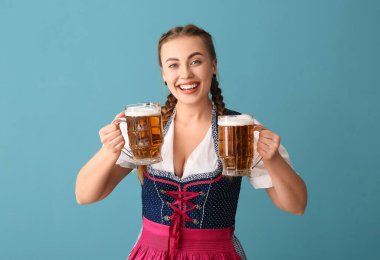 Genç Ekim Festivali garsonu. Mavi arka planda birası var.