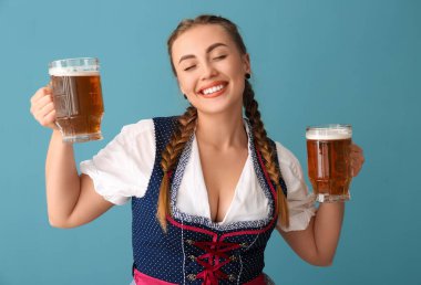 Genç Ekim Festivali garsonu. Mavi arka planda birası var.