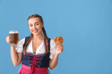 Mavi arka planda bira ve krakerle genç Ekim Festivali garsonu.