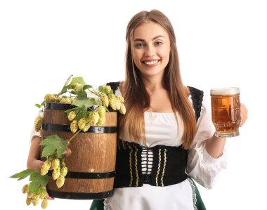 Güzel Ekim Festivali garsonu. Beyaz arka planda bira ve fıçıyla.