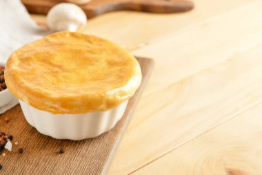 Ahşap zemin üzerinde lezzetli sebze turtası olan tahta.