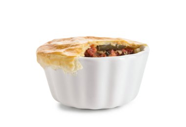 Beyaz arka planda lezzetli sebzeli turta.