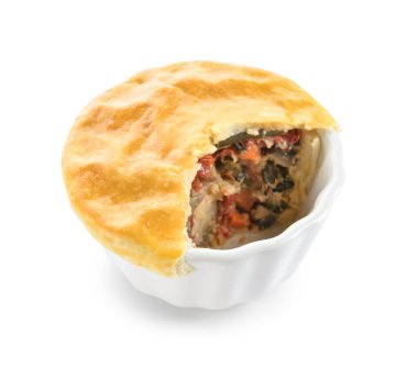 Beyaz arka planda lezzetli sebzeli turta.