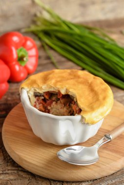 Ahşap arka planda lezzetli sebzeli turta.