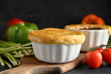 Siyah arka planda lezzetli sebzeli turtalar