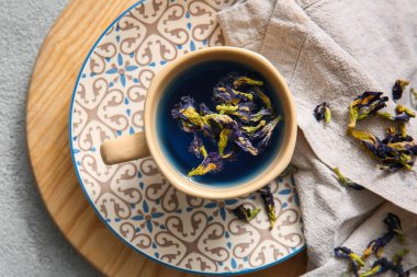 Kurumuş kelebek çiçekli çay.