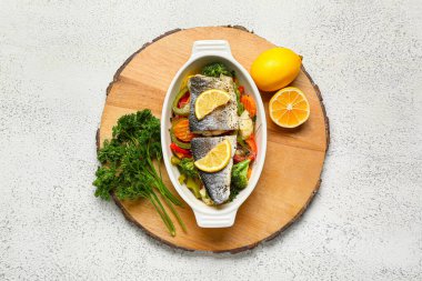 hafif arkaplanda sebzeli lezzetli levrek tabağı.