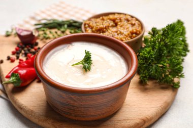 Domuz yağlı kase ve beyaz arka planda baharatlar