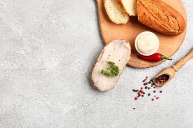 Işık arkaplanına yayılmış domuz yağlı ekmek