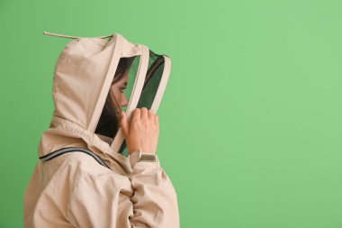 Renk arkaplanında kadın arıcı