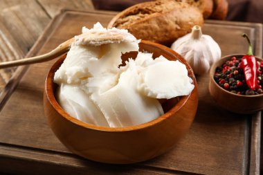 Ahşap zemine yayılmış bir kase domuz yağı.