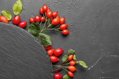 Siyah arka planda taze gül böğürtlenli kompozisyon, yakın plan.