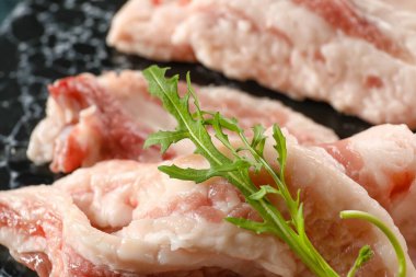 Pişmemiş domuz pastırması dilimleri masada, yakın plan.