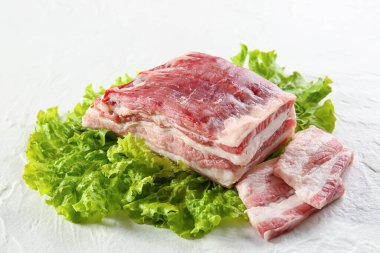 Beyaz arka planda pişmemiş pastırma