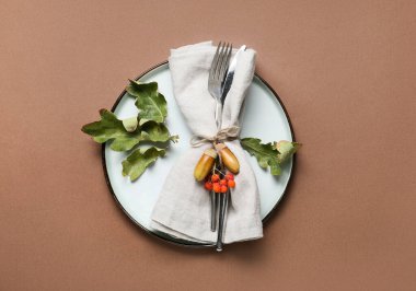 Renk arkaplanı üzerindeki sonbahar tablosunu stil et