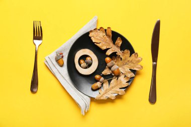 Sarı arkaplanda sonbahar tablosu